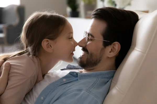 Closeup faces of loving dad and 6s daughter touch noses — Stock Photo, Image