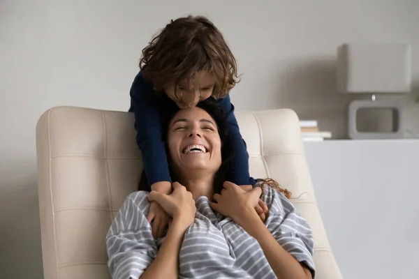 Ευτυχισμένη μητέρα ο γιος της απολαμβάνει το χρόνο μαζί στο σπίτι — Φωτογραφία Αρχείου