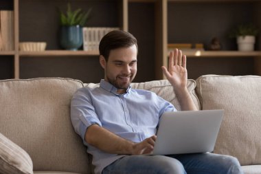Neşeli milenyum adamı görüntülü konuşmaya başlıyor..