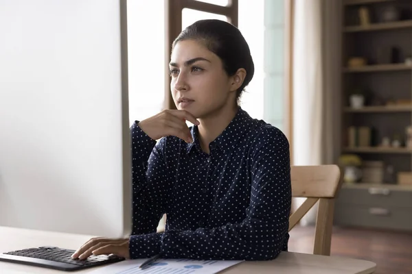 Concentrada pensativa joven empresaria india que trabaja en la computadora. — Foto de Stock