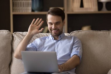 Görüntülü konuşma yapan mutlu genç adam..