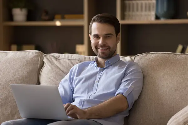 Retrato de jovem bonito usando computador em casa. — Fotografia de Stock