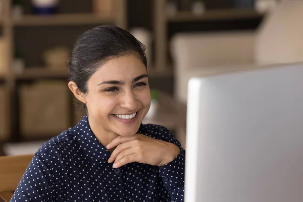 Lachende jonge Indiase zakenvrouw werkt op de computer in het kantoor. — Stockfoto