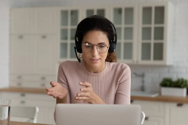 Woman counsellor wear headset use laptop provide support by videocall — Stock Photo, Image