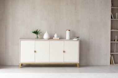 Boş odada beyaz, modern, minimalist mobilyalar.