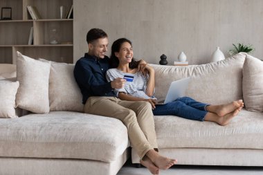 Heyecanlı çift, internetten bilgisayarla ödeme yapıyor.