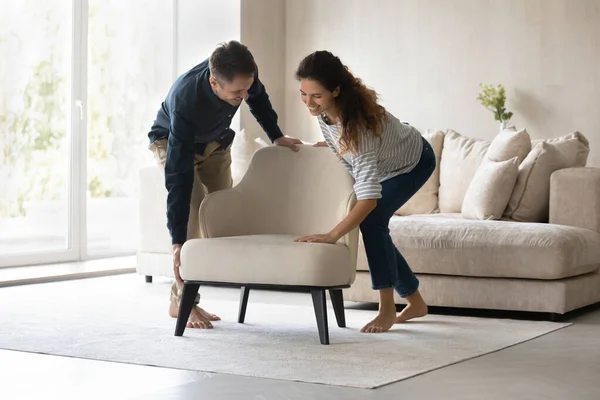Glückliches Liebespaar stellt moderne Möbel in neue Wohnung — Stockfoto