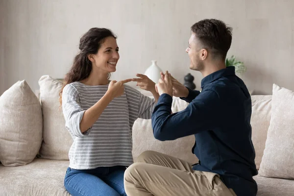 Усміхнена жінка, яка глуха і чоловік використовує мову жестів — стокове фото
