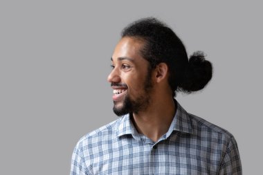 Hayalperest, mutlu, Afro-Amerikan bir adam uzaktan bakıyor..