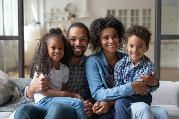 Портрет счастливой молодой афроамериканской семьи. — стоковое фото