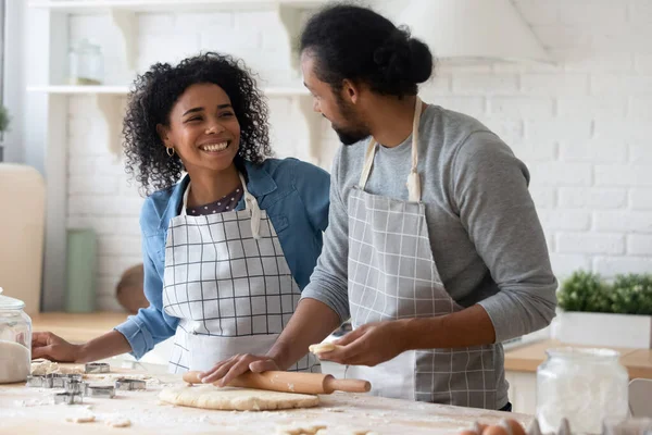Unbekümmertes junges afroamerikanisches Paar kocht in Küche. — Stockfoto
