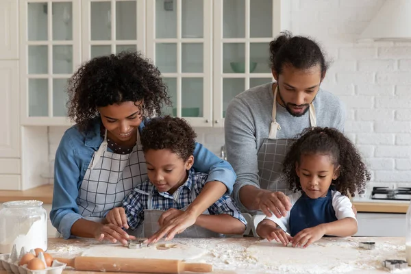 Família afro-americana feliz preparar cookies na cozinha. — Fotografia de Stock