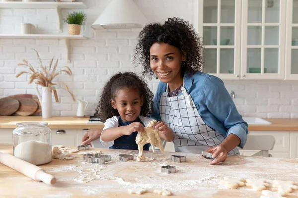 Ritratto di felice famiglia afroamericana che cucina a casa. — Foto Stock