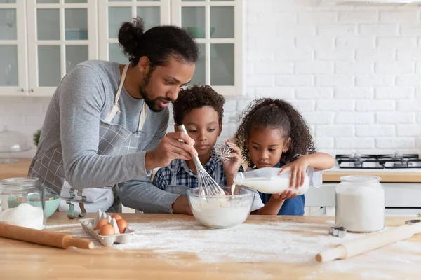 Felice famiglia afroamericana cucina insieme a casa. — Foto Stock
