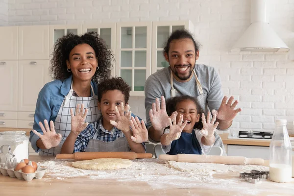 Família afro-americana feliz se divertindo cozinhando na cozinha. — Fotografia de Stock