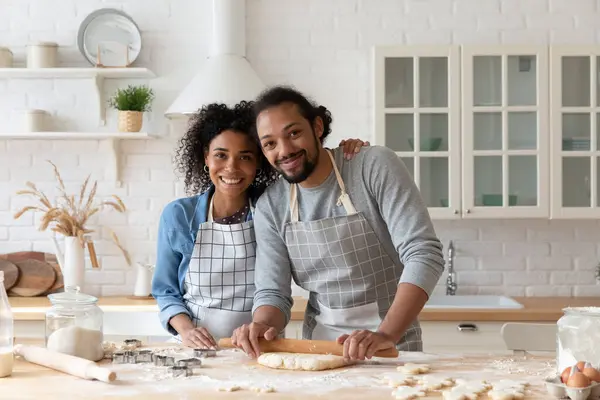 Retrato de feliz pareja afroamericana cocinando en casa. —  Fotos de Stock
