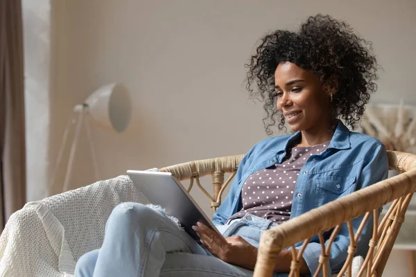 Feliz joven afroamericana mujer usando tableta de computadora digital. —  Fotos de Stock