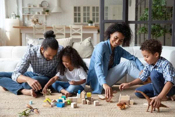 快乐的非裔美国父母和孩子玩玩具. — 图库照片