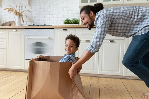 Feliz niño pequeño jugando con el padre africano. — Foto de Stock