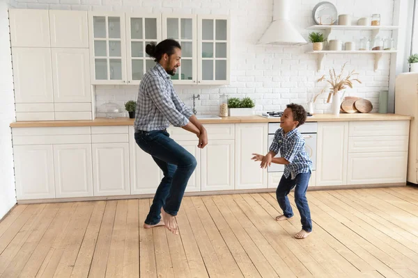 小さな子供と踊る幸せな若いアフリカ系アメリカ人の父親. — ストック写真