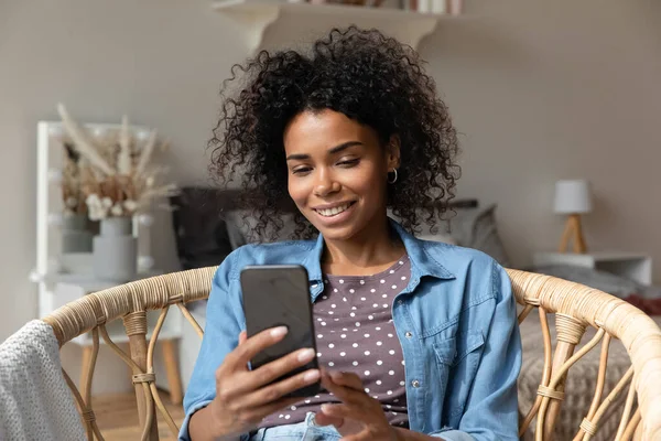 Šťastný krásný tisíciletý Afroameričanka pomocí mobilního telefonu. — Stock fotografie