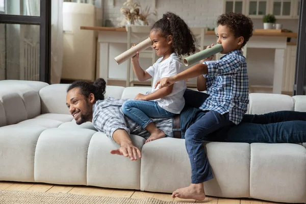 快乐的非裔美国小孩和爸爸一起玩. — 图库照片