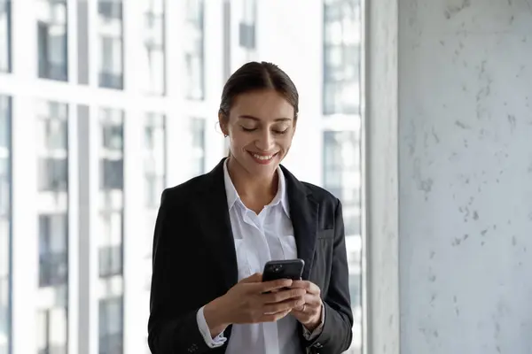 Šťastný veselý kancelář pracovník dívka chatování on-line na smartphone — Stock fotografie