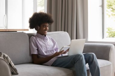 Mutlu Afrikalı öğrenci evde sınava hazırlanıyor.