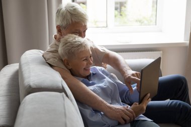 Dijital alet kullanan mutlu orta yaşlı aile çifti