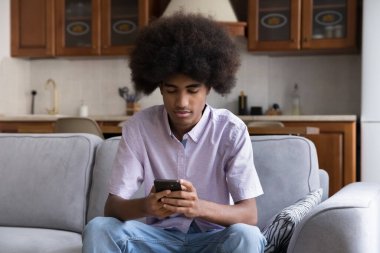 Afro saç stili mesaj yazan ciddi bir Afrikalı.