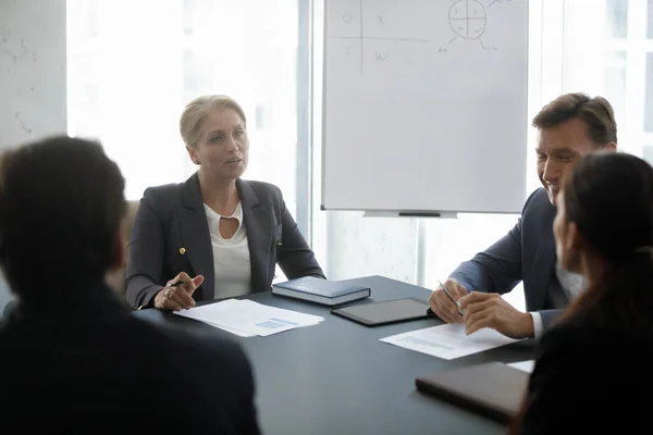 Ernstig vertrouwen volwassen zakenvrouw spreken op vergadering — Stockfoto