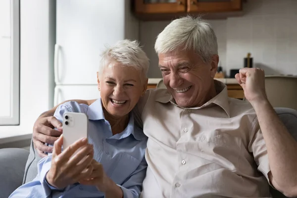 Vidám, izgatott idős pár meglepett a jó meglepő hírekkel. — Stock Fotó