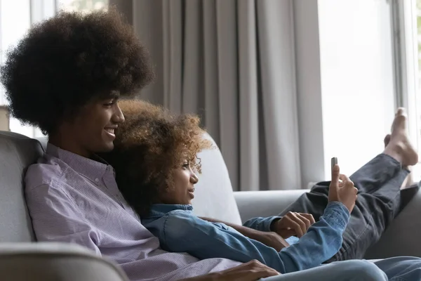 Gelukkig dating zwart tiener paar in liefde met behulp van smartphone — Stockfoto