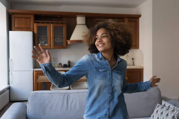 Gelukkig actief tiener zwart meisje vrouw dansen in home interieur — Stockfoto