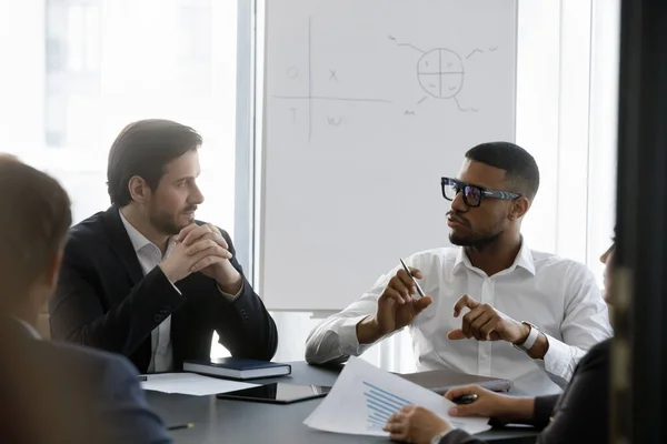 Millennial afroamerikansk företagsledare man talar på möte — Stockfoto