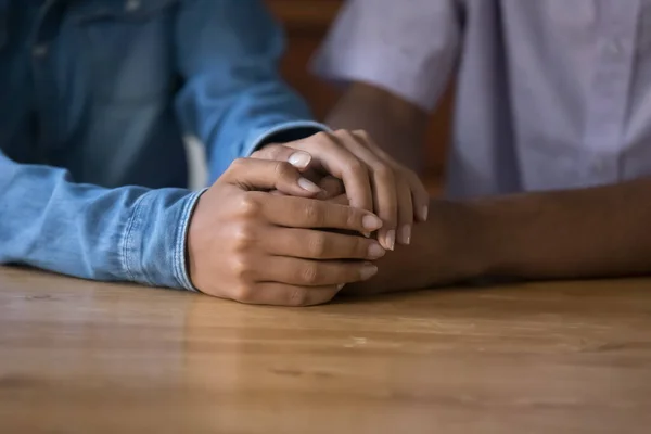 Jong Afrikaans getrouwd, afspraakje armen vasthoudend, handen aanrakend — Stockfoto