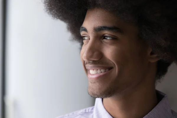 Glada stilig ung svart kille med retro afro frisyr — Stockfoto