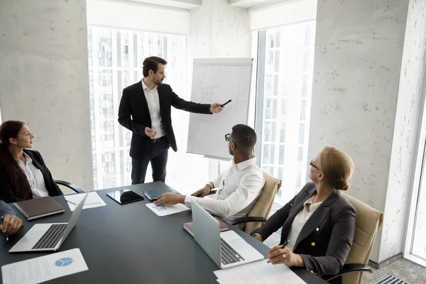 Mentor corporativo, entrenador de pasantes de enseñanza en el moderno espacio de trabajo de reuniones de oficina — Foto de Stock