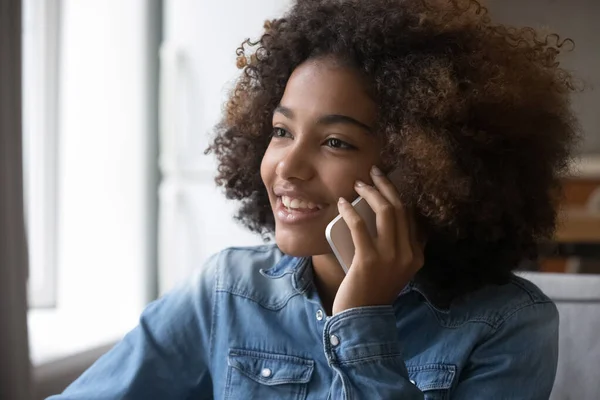 Happy gen Z Black teenage girl speaking on cellphone — Stock Photo, Image