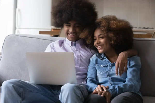 Gelukkig tiener dating zwart paar genieten vrije tijd thuis — Stockfoto