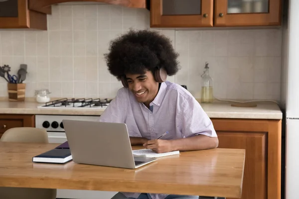 快乐的毛茸茸的黑人学生在家里学习 — 图库照片