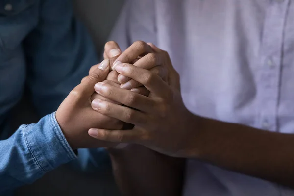 Afrikaans jong paar holding hands close up — Stockfoto