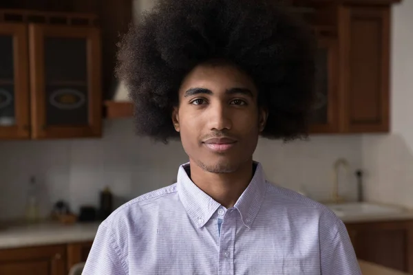 Positiv afrikansk tonårskille med afro frisyr hem huvud skott — Stockfoto