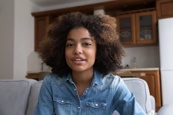 Pretty gen Z Afro-Amerikaanse vlogger meisje op zoek naar camera — Stockfoto