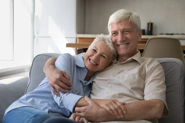 快乐的灰白头发的成熟夫妇回家坦率的肖像 — 图库照片