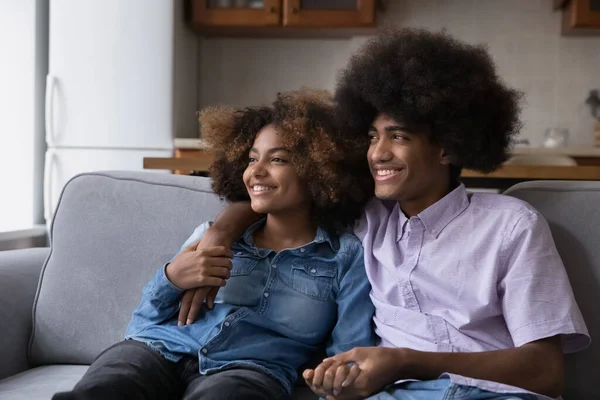 Gelukkig dating zwart tiener paar in liefde dromen samen — Stockfoto