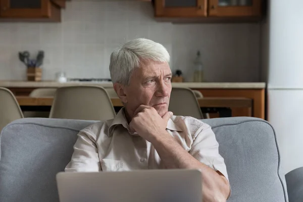 Взрослый мужчина 70-х годов с ноутбуком — стоковое фото