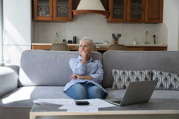 Préoccupation réfléchie femme mûre réfléchissant sur le budget, domestique, fiscal — Photo