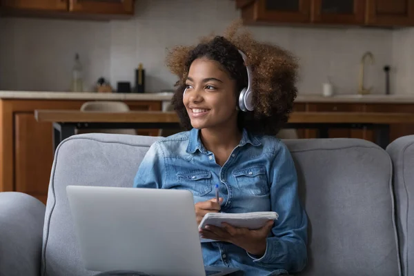 Africana adolescente estudiante chica en inalámbrico auriculares estudiar en casa —  Fotos de Stock