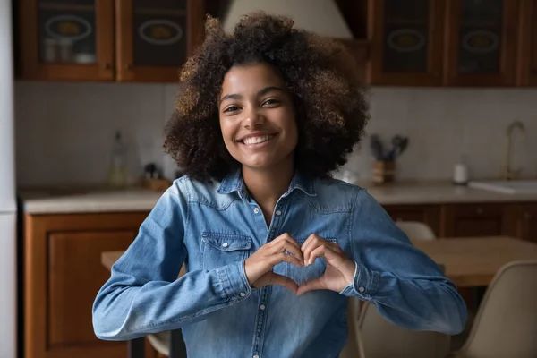 Gelukkig opgewonden tiener zwart meisje maken hand hart vorm — Stockfoto
